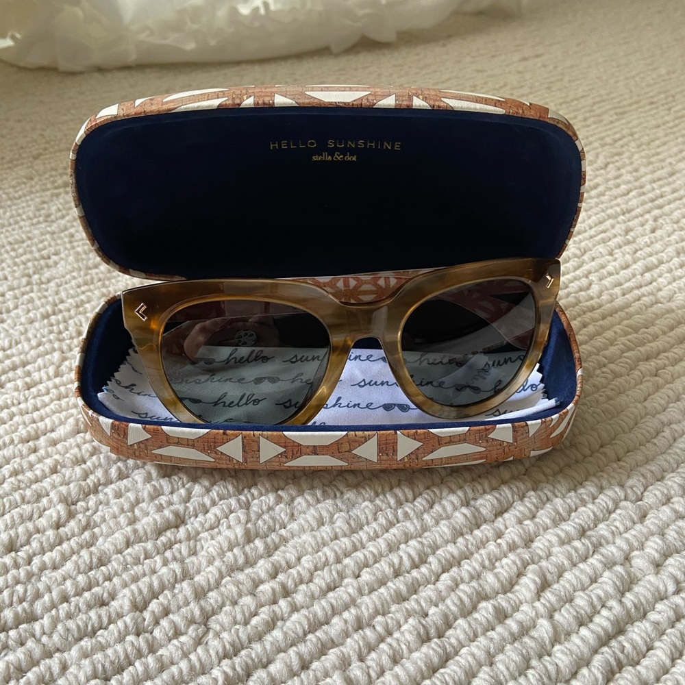 Stella & Dot Miramar-blonde sunglasses w/ case